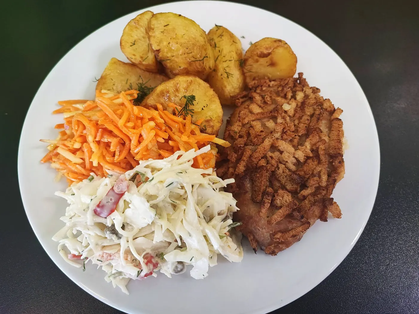 Mėsos kotletas su bulvėmis ir salotomis