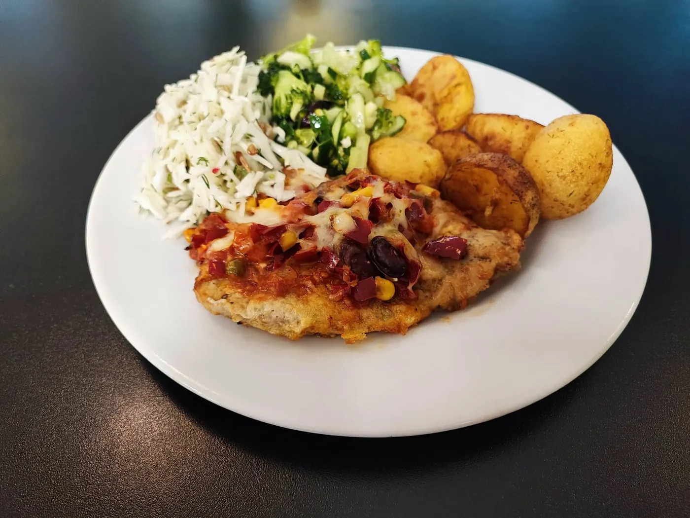 Kepta žuvis su salotomis